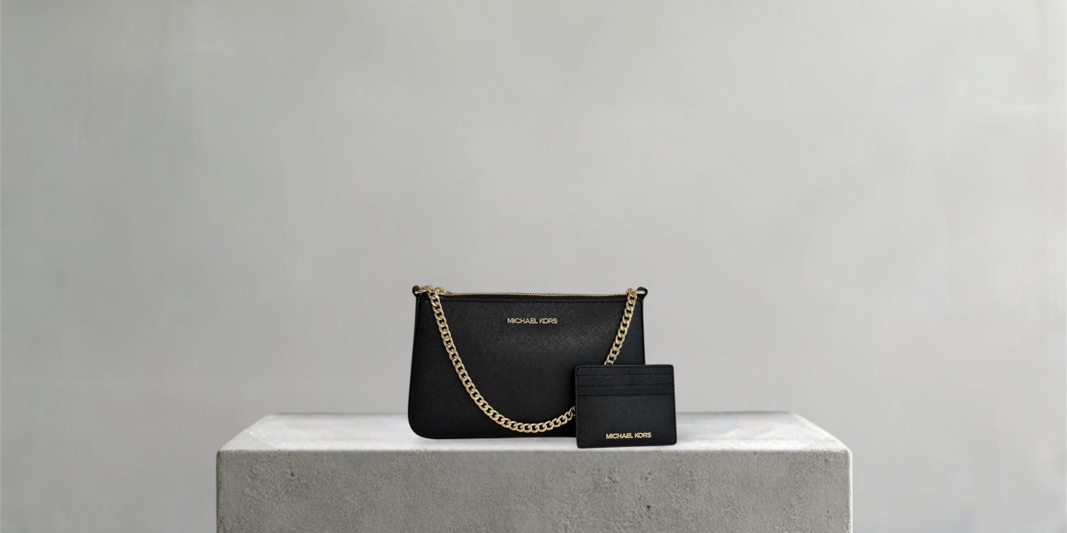 Michael Kors Jet Set Travel Clutch und Kartenetui in Schwarz mit goldener Kette