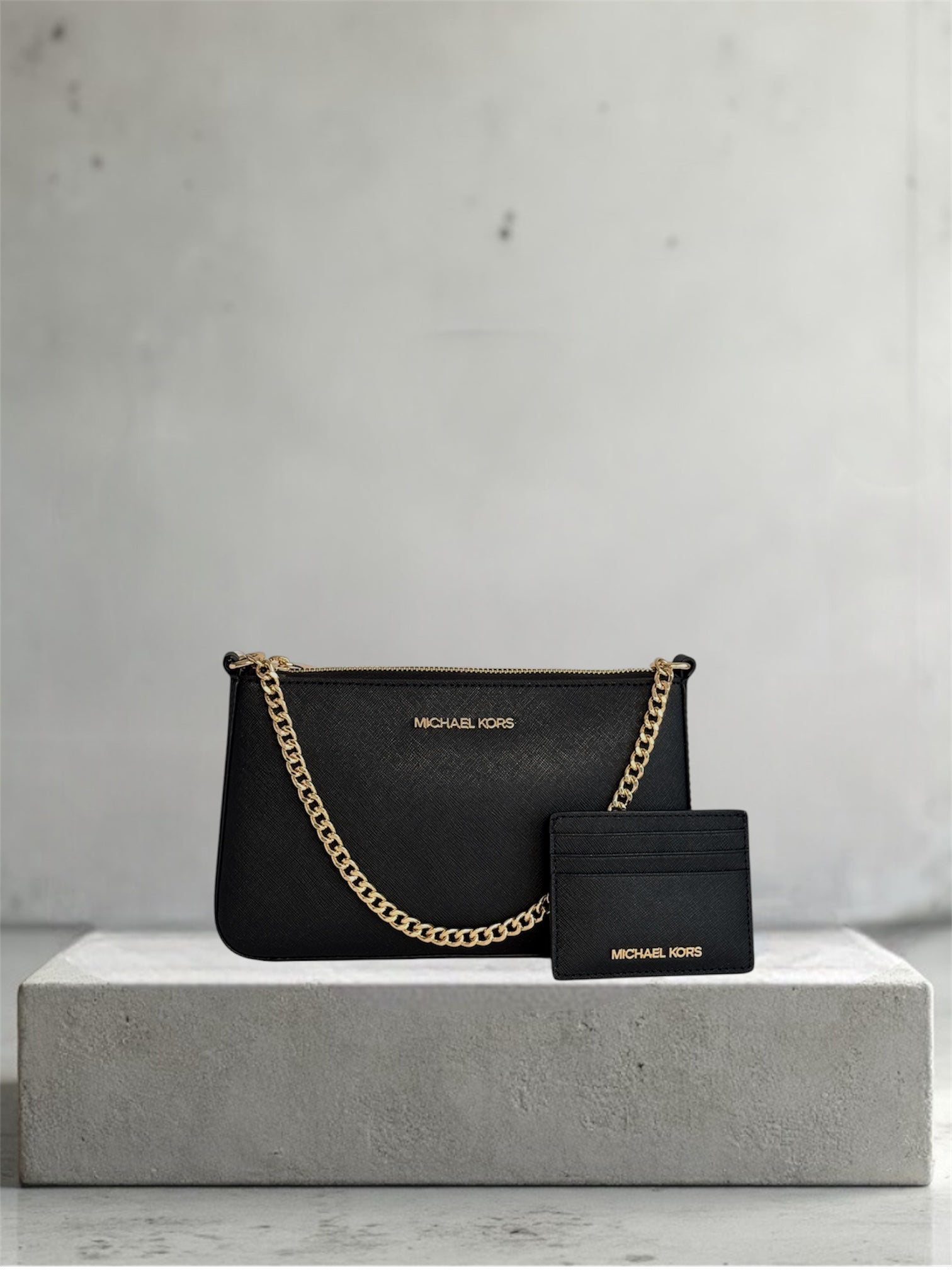 Michael Kors Jet Set Travel Clutch und Kartenetui in Schwarz mit goldener Kette