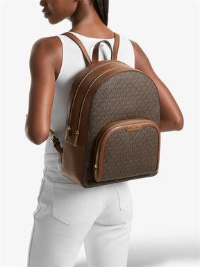 Michael Kors Jaycee Rucksack Large in Braun - getragen von einem Model, Seitenansicht
