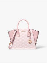 michael-kors-avril-small-satchel-in-powder-blush-frontansicht-mit-logo-jacquard-und-goldfarbener-hardware