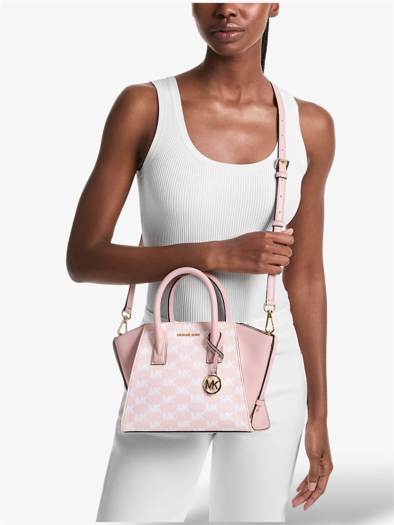 michael-kors-avril-small-satchel-in-powder-blush-getragen-crossbody-von-model-mit-abnehmbarem-schulterriemen