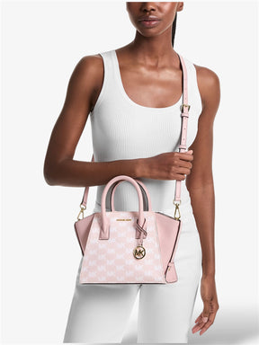michael-kors-avril-small-satchel-in-powder-blush-getragen-crossbody-von-model-mit-abnehmbarem-schulterriemen