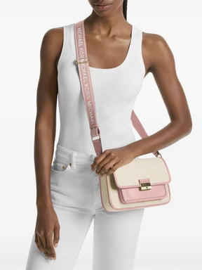 Michael Kors Bradshaw Medium Messenger Bag Powder Blush – Umhängetasche getragen als Crossbody am Modell