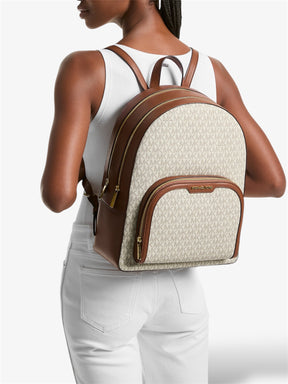 Jaycee Large Rucksack von Michael Kors in Vanilla - getragen von einem Model mit Alltagsoutfit