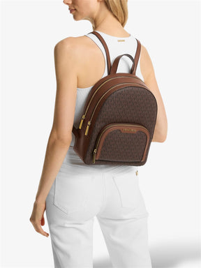 Damen-Rucksack Jaycee von Michael Kors in Braun – getragen auf dem Rücken von einem Model