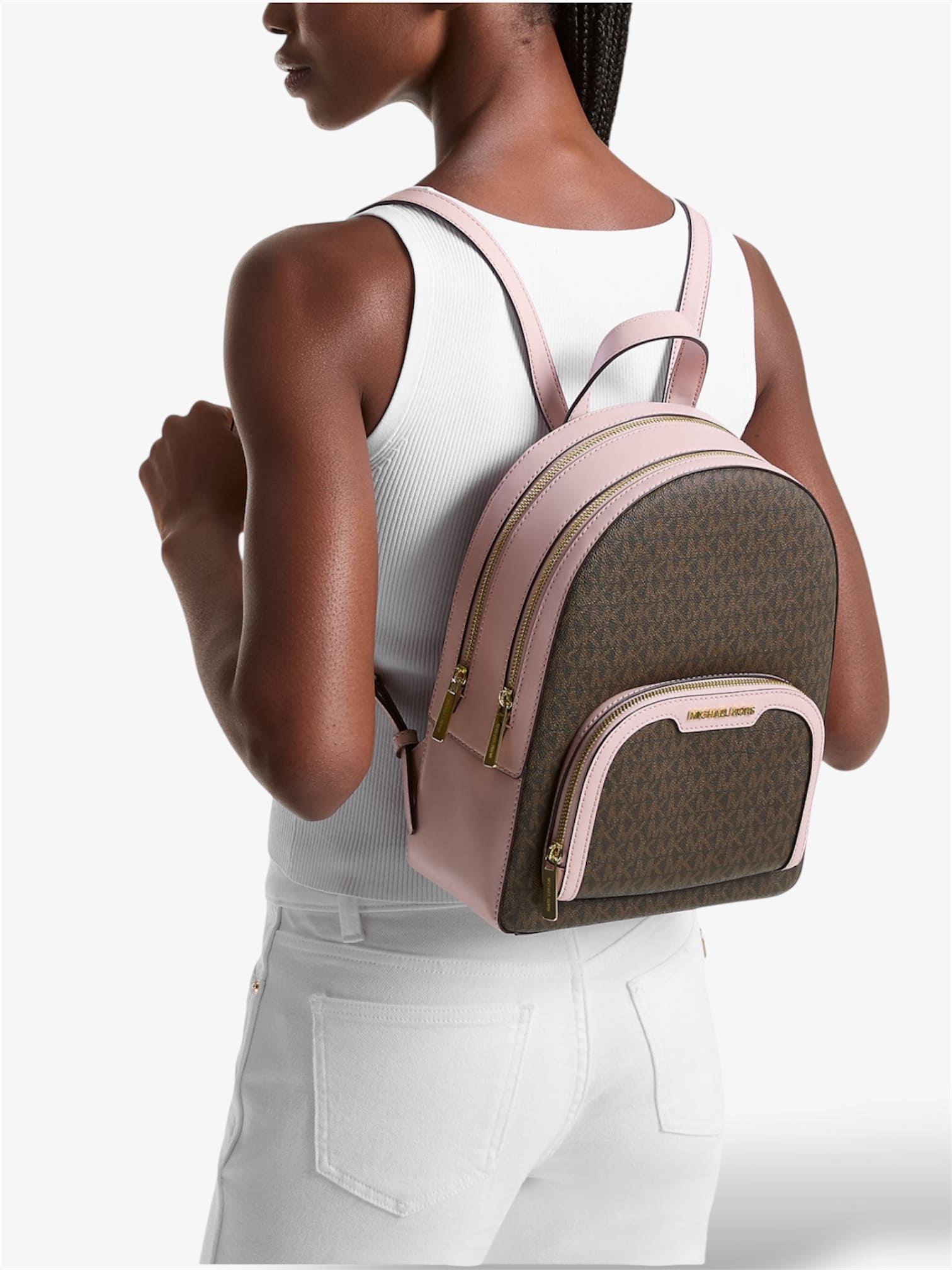 Jaycee Rucksack von Michael Kors – getragen von einem Model, Seitenansicht in Powder Blush/Braun