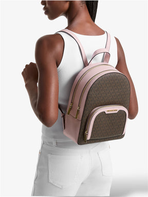 Jaycee Rucksack von Michael Kors – getragen von einem Model, Seitenansicht in Powder Blush/Braun