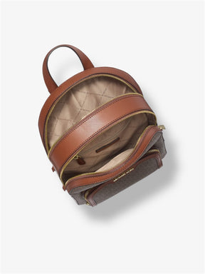 Seitenansicht des Jaycee Rucksacks von Michael Kors mit Reißverschluss-Vortasche und Logo-Muster