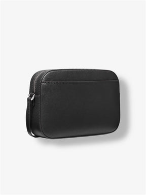 Jet Set Crossbody Bag von Michael Kors in Schwarz - getragen von einem Model mit verstellbarem Riemen