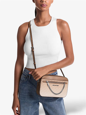 Michael Kors Jet Set Crossbody in Husk mit Ombré-Logo getragen von einem Model - Umhängetasche Look