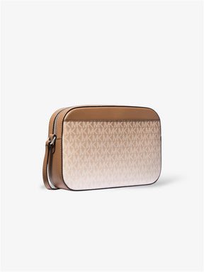 Rückseite der Michael Kors Jet Set Crossbody Tasche in Husk mit Ombré-Logo-Print