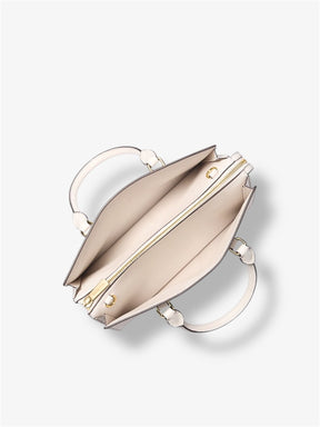 draufsicht-der-michael-kors-sheila-satchel-tasche-in-light-cream-mit-reissverschluss-und-zwei-henkeln