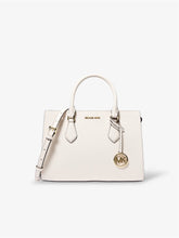 michael-kors-sheila-satchel-tasche-in-light-cream-mit-goldfarbenem-logo-anhaenger-und-schulterriemen-frontansicht