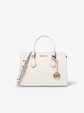 michael-kors-sheila-satchel-tasche-in-light-cream-mit-goldfarbenem-logo-anhaenger-und-schulterriemen-frontansicht