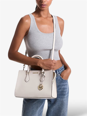 michael-kors-sheila-satchel-light-cream-crossbody-getragen-modelansicht-mit-schulterriemen