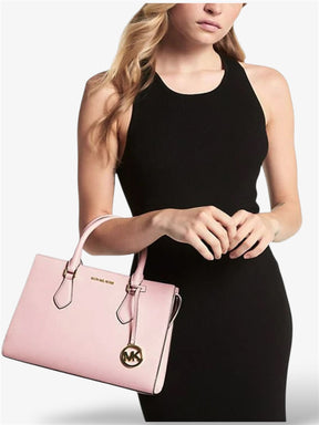 michael-kors-sheila-satchel-powder-blush-crossbody-getragen-am-model-mit-verstellbarem-trageriemen