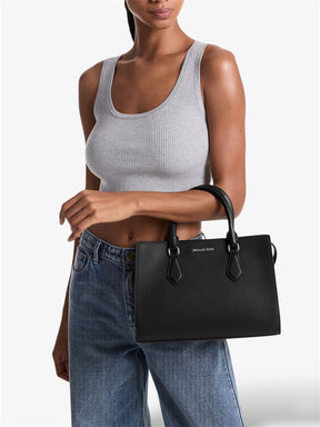 michael-kors-sheila-satchel-schwarz-silber-crossbody-getragen-am-model-mit-abnehmbarem-schulterriemen
