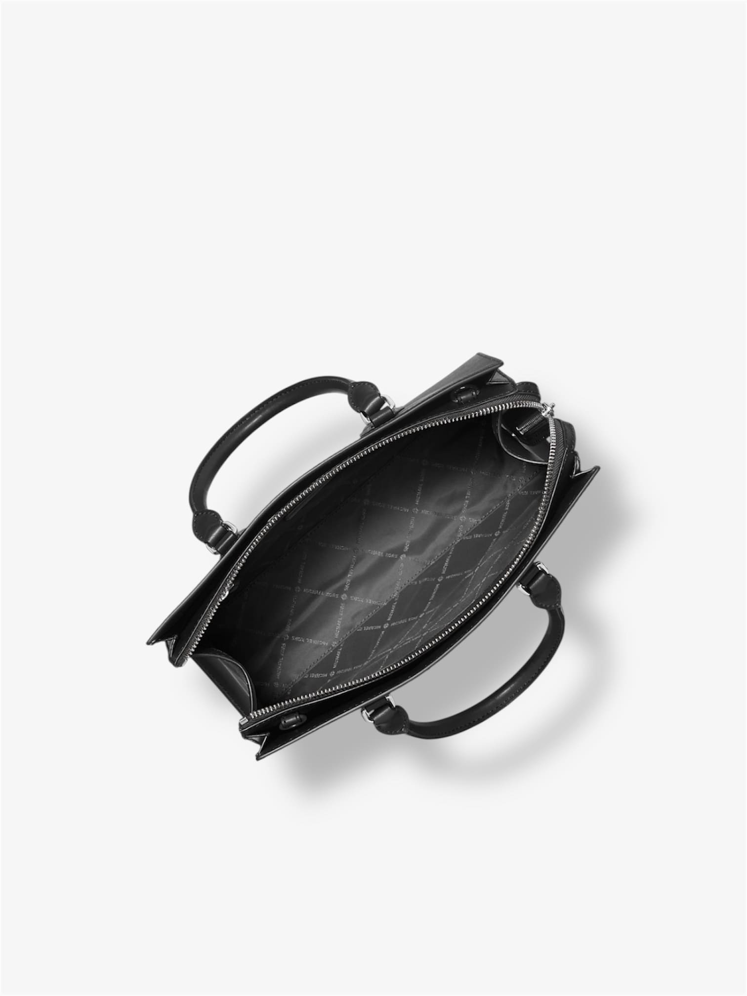 innenansicht-der-michael-kors-sheila-satchel-in-schwarz-silber-mit-reissverschlussfach-und-steckfaechern