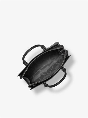 innenansicht-der-michael-kors-sheila-satchel-in-schwarz-silber-mit-reissverschlussfach-und-steckfaechern