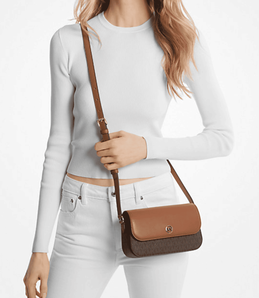 Michael Kors Umhängetasche in Braun - getragen von einem Model über der Schulter als Crossbody-Tasche