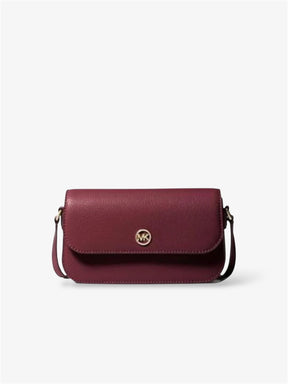Michael Kors Umhaengetasche in Oxblood aus genarbtem Leder - Vorderansicht mit Druckknopf und Logoanhaenger