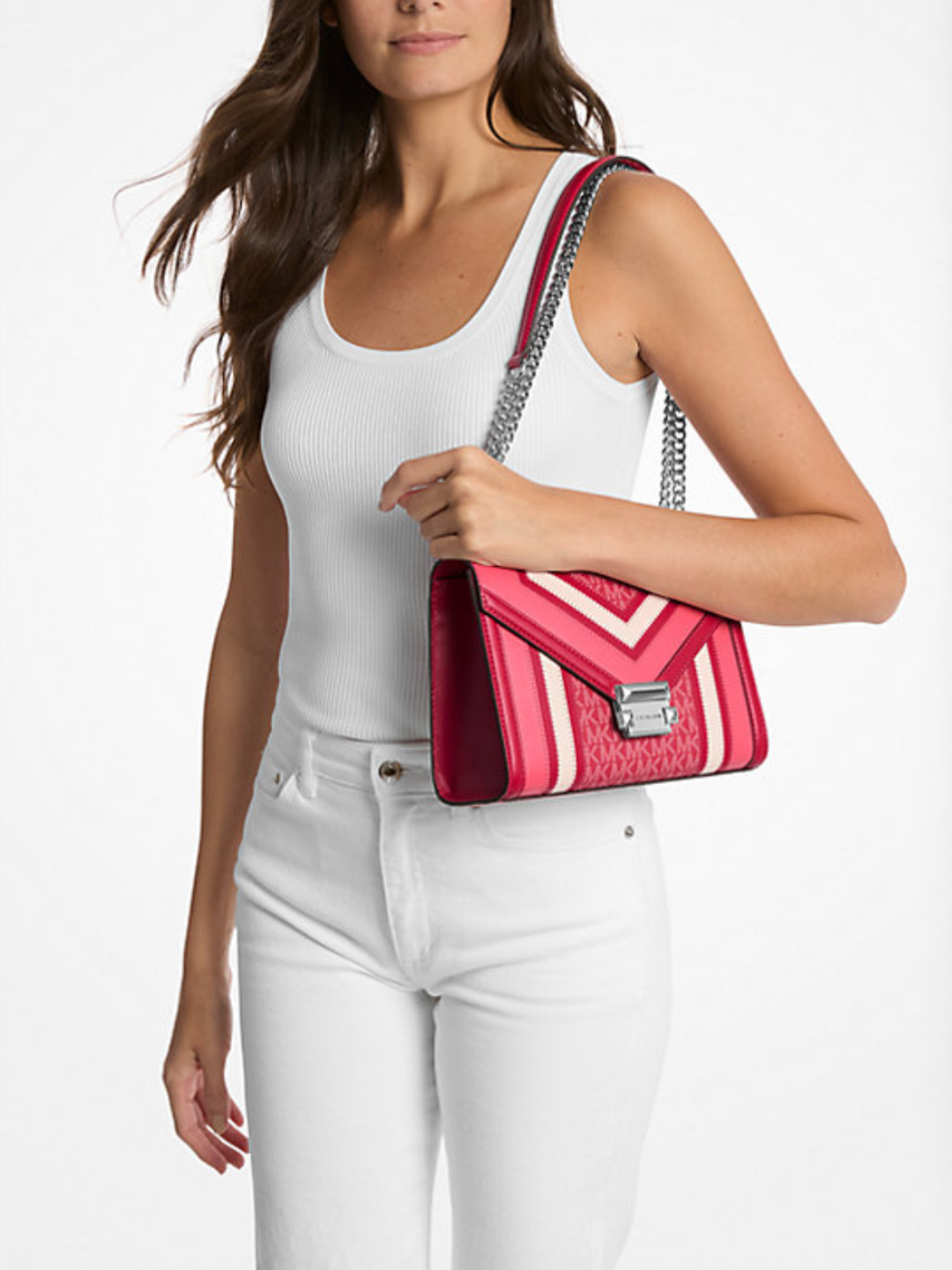 Michael Kors Whitney Medium Schultertasche als Schultertasche getragen am Model mit Kettenriemen