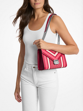 Michael Kors Whitney Medium Schultertasche als Schultertasche getragen am Model mit Kettenriemen